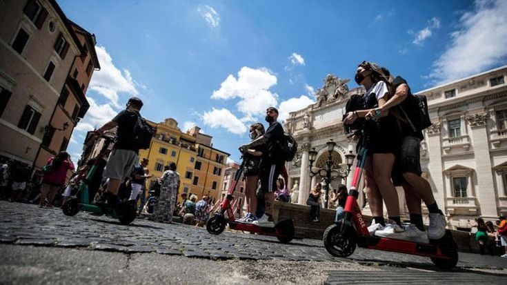Monopattini e biciclette in sharing: arriva la stretta sulle corse gratuite