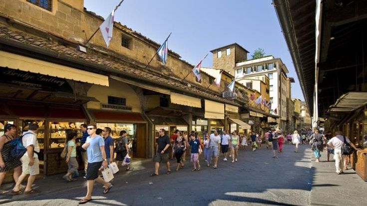 Turisti e shopping. Firenze e Milano le mete preferite per i saldi in vacanza, Roma insegue
