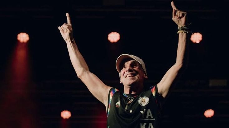 La festa di Manu Chao tra canzoni e identità: a Legnano 25 anni dopo il concerto in piazza Duomo