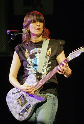 Chrissie Hynde: "La vita &egrave; seria, con il rock'n'roll te la ridi"