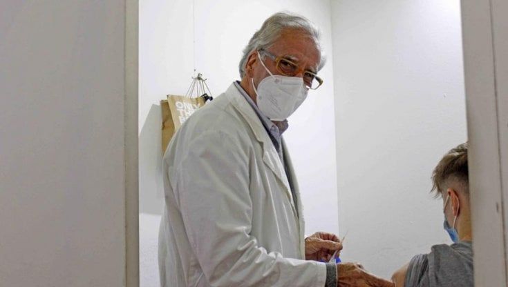 Il medico dei record: "Io, in pensione, ho somministrato 10mila vaccini"