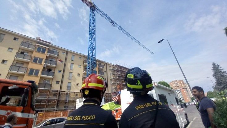 Operai protestano per alcune ore su una gru e sul tetto di un edificio: "Non ci pagano lo stipendio"