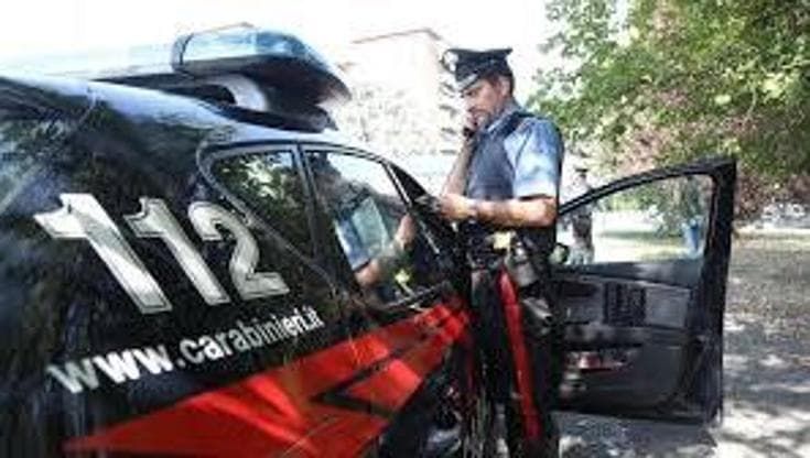 Scandicci, padre e figlio picchiati da due giovani dopo una lite in strada