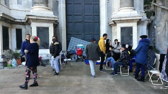 Catania, i senzatetto occupano il sagrato: il parroco chiude la Cattedrale