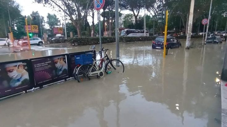 Fiume d’acqua e fango inonda la strada: deviati i bus e chiusa al traffico la Gianicolense
