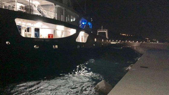 Ischia, paura nella notte: traghetto si incaglia sul fondale del porto