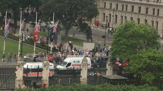 Londra, uomo armato di coltello bloccato a Westminister. Bbc: "Non è terrorismo"