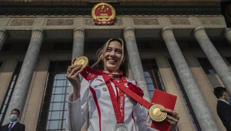 Eileen Gu alle Olimpiadi: il fenomeno dello sci acrobatico da 23 milioni di dollari