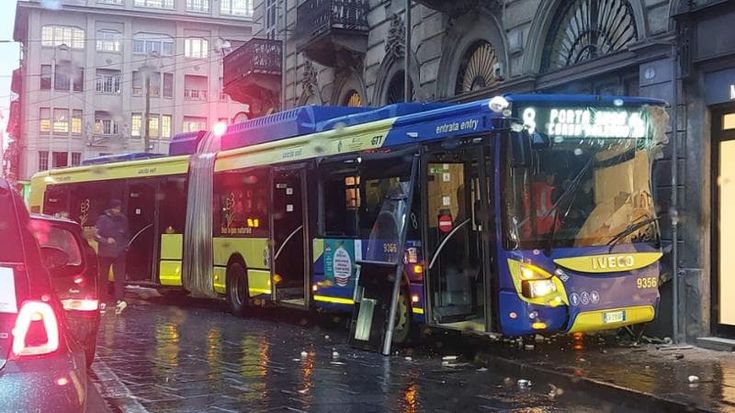 Bus sbanda nel centro di Torino, colpisce un’auto e finisce sul marciapiede, tre feriti