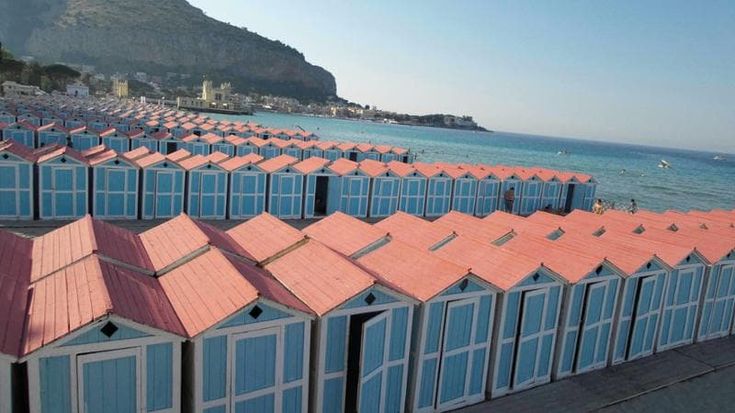 Dalle “capanne” ai lidi, la spiaggia difficile che rispecchia la città