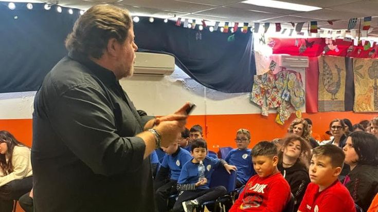 Ore 9, lezione sull’uso degli smartphone. “La dipendenza danneggia la vita”