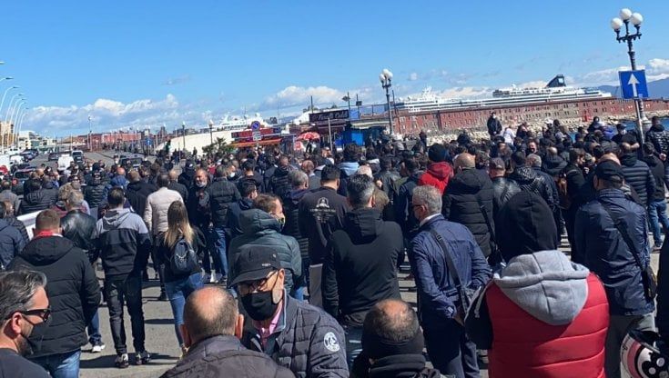 Napoli, i mercatali di nuovo in piazza: bloccano il traffico 