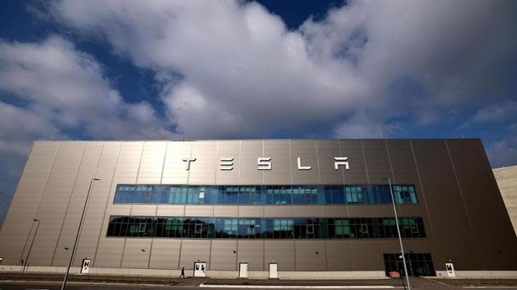 Sabotata la fabbrica tedesca della Tesla, rivendica un gruppo di estrema sinistra. Musk: “Gli eco-terroristi più stupidi della Terra”