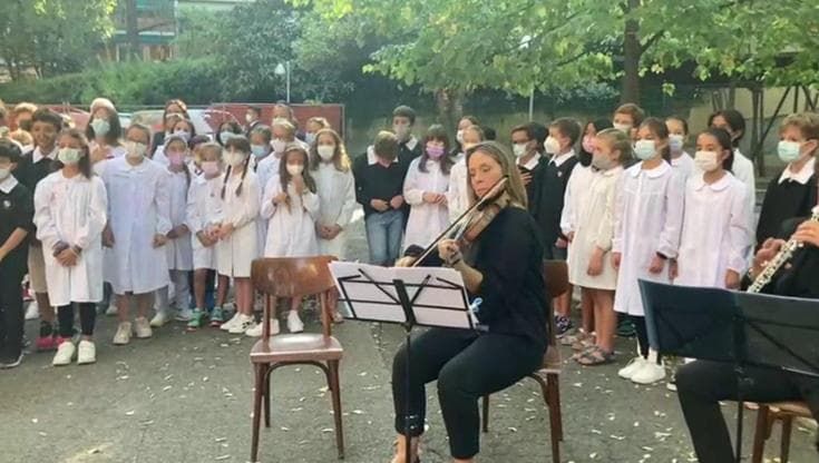 Il ministro Bianchi a Bologna per il primo giorno di scuola: i bambini cantano l'inno di Mameli