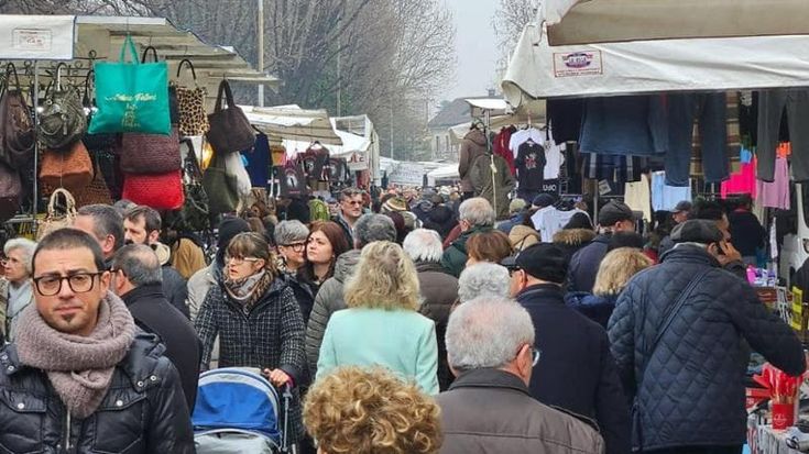 Tornano “Gli Ambulanti di Forte dei Marmi”: tessuti e abiti qualità sui banchi di Castenaso