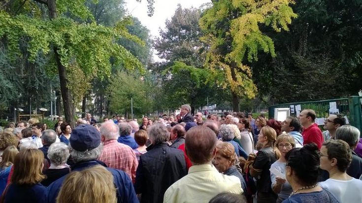 Milano, protesta dei residenti a difesa del Parco Solari