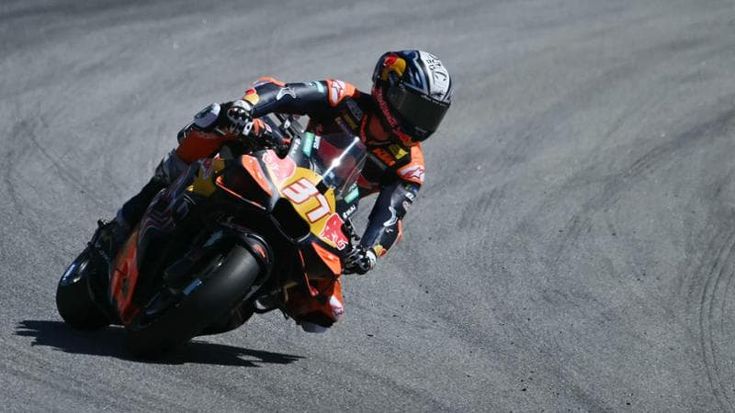 MotoGp, Barcellona: Acosta in pole, male Bezzecchi e Bagnaia