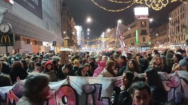 Il corteo di “Non una di meno” in centro a Milano: “Disarmiamo il patriarcato”