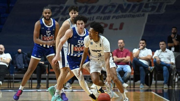 Basket Napoli, azzurri inarrestabili: quinta sinfonia a Cantù, gran debutto di Ramsey