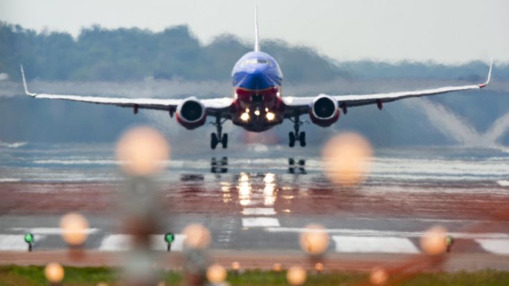 Le aerolinee bloccano i rimborsi ai passeggeri e si intascano un tesoretto da 35 mld