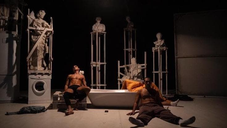 Napoli, "La città dei vivi" a teatro: perplessi applausi alla prima