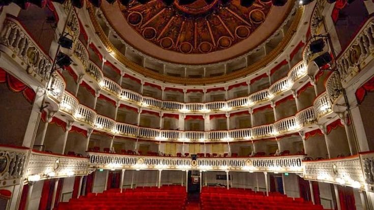 Dalla Duse a Eduardo, con il Sannazaro è andato in fumo lo spirito di Napoli