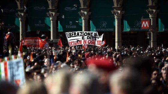 25 aprile, a Milano la manifestazione nazionale con Grasso, Bersani, Pisapia. Fiori per i partigiani contro l'ultradestra