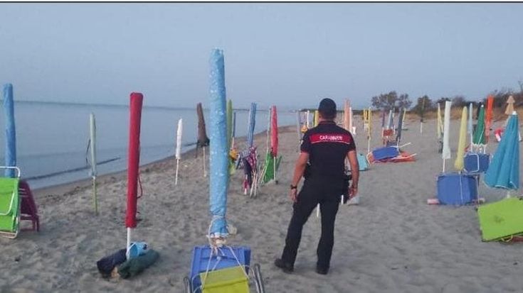 Avevano occupato un’intera spiaggia libera di Metaponto: sequestrati ombrelloni, sdraio, tavolini