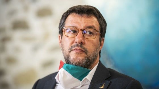 Fischi e insulti a Matteo Salvini a Gardone Valtrompia