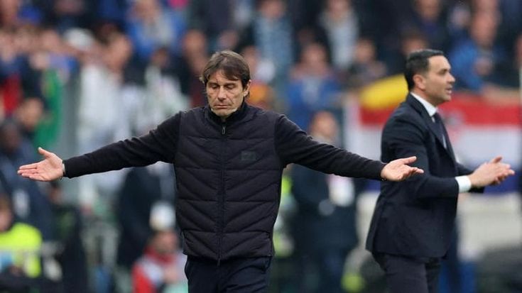 Napoli, Conte in silenzio per la rabbia. Il ds Manna: “È una vergogna”