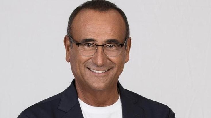 Chi è Carlo Conti: dagli esordi in radio ai successi di ‘Tale e quale’ e ‘I migliori anni’
