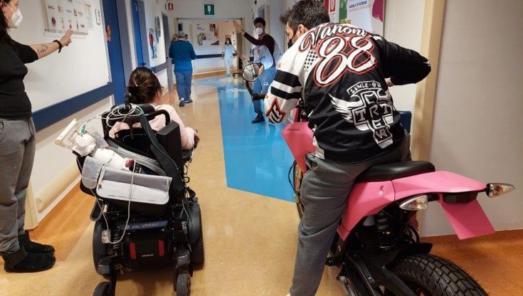 Mototerapia, c'è un gp in ospedale: un sorriso per i bambini