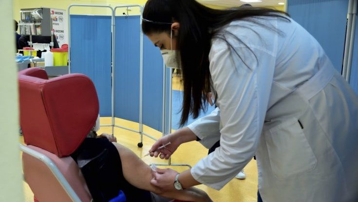 La Regione: "In Toscana questa settimana 9 mila vaccini agli over 80"