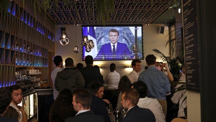 Coronavirus, stretta anti-variante Delta di Macron: "Pass per bar, treni e cinema"