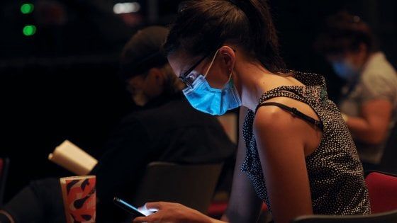 L’italiano medio passa 47 anni della sua vita davanti a uno schermo