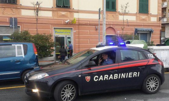 Va in caserma per firmare ma si porta anche la droga, arrestato