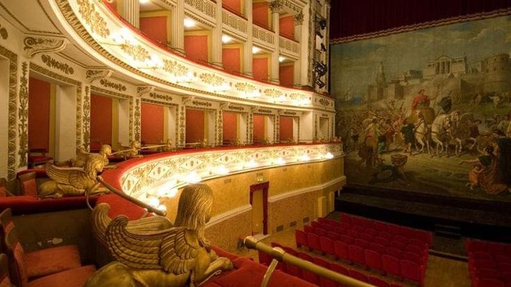 Marche, in ogni borgo c’è un teatro. Dalle mini-sale create nei granai alle “condominiali”, un itinerario a tema