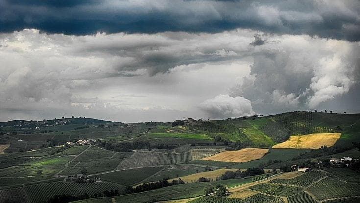 Prima volano i calici, poi tocca ai piatti: così l’Oltrepò si scopre di gran moda