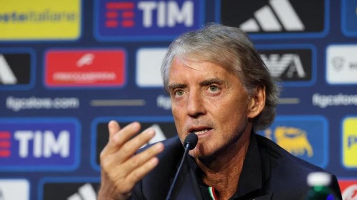 Mancini: “Non abbiamo Messi o Ronaldo, serve il collettivo per vincere”. A Parigi con Kean-Esposito