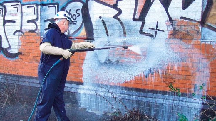 Lo Russo dà battaglia ai graffiti: “Con i privati ripuliamo la città”