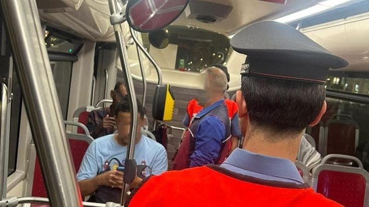 Spruzza lo spray al peperoncino sul bus notturno, poi scappa: passeggero in ospedale