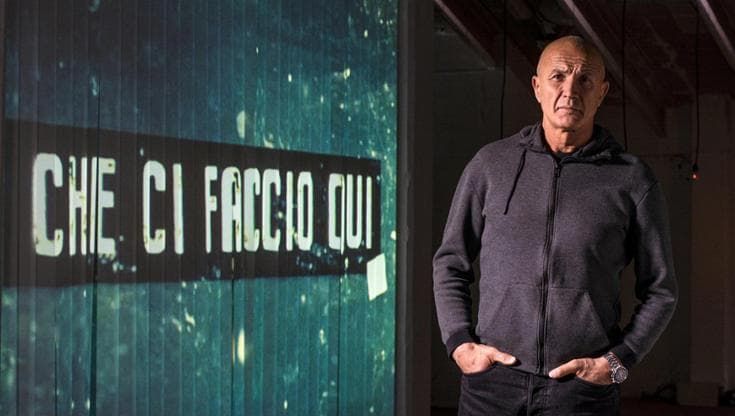 “Che ci faccio qui” volti e destini che lasciano forte il segno