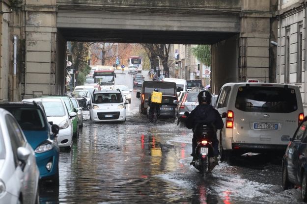 Strade allagate e traffico in tilt a Firenze a causa del maltempo 