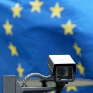 Europa, una bandiera alla finestra contro la manifestazione sovranista di Salvini
