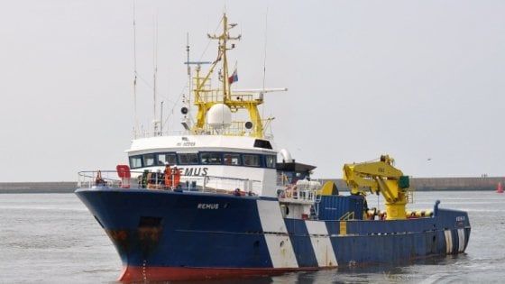 Palermo, una nave carica di hashish: sequestrate 20 tonnellate, undici arresti