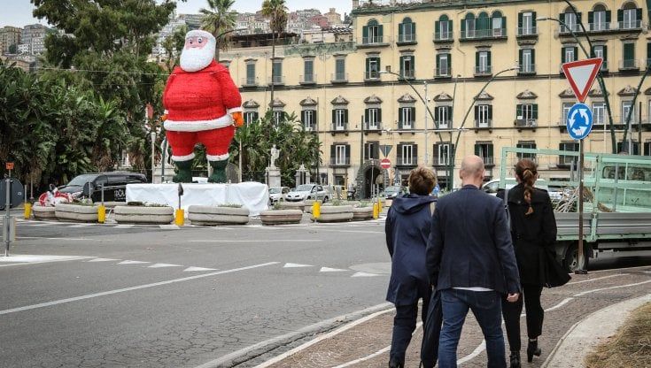 Napoli, rimosso il Babbo Natale da piazza Vittoria. Il soprintendente: "Totalmente abusivo"