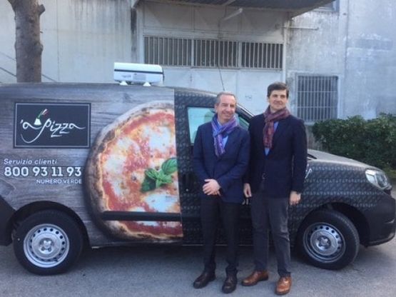 Una passeggiata nella fabbrica con il forno a legna 