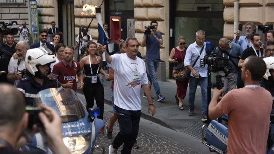 La torcia dell'Universiade sul Lungomare di Napoli