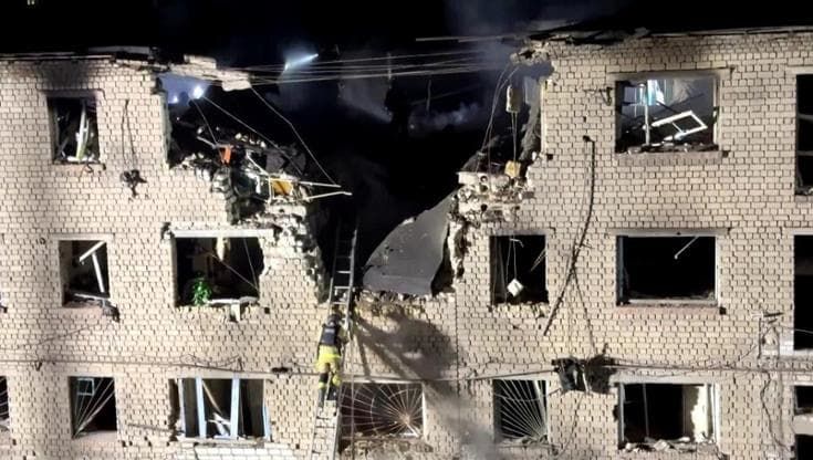 Ucraina, raid russo su abitazioni civili a Zaporizhzhia: decine di feriti