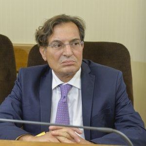 "Spesi fondi pubblici per i propri affari di cuore", M5s chiede le dimissioni di Crocetta, che replica: "Querelo Cancelleri"